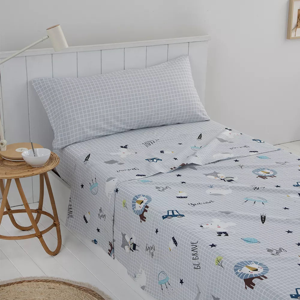 Ropa de cama infantil en azul y gris de percal algodón 180 hilos, con acabado mate, tacto fresco y diseño versátil para habitación infantil.