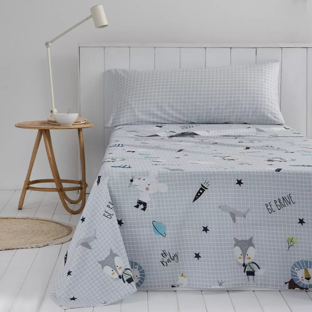 Juego de sábanas infantil gris y azul confeccionado en percal de algodón 180 hilos, transpirable, resistente y perfecto para todas las estaciones.