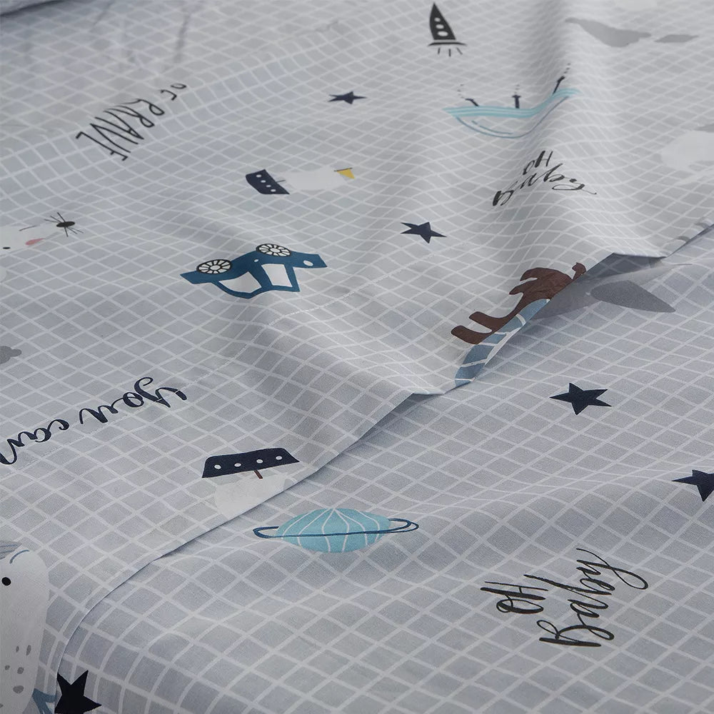 Sábanas infantiles de algodón percal 180 hilos en tonos gris y azul, con textura suave, gran durabilidad y estilo moderno para el dormitorio.