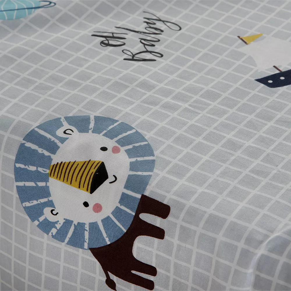 Juego de cama infantil de percal algodón 180 hilos en colores azul y gris, diseñado para ofrecer suavidad, frescura y comodidad durante toda la noche.