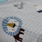 Juego de cama infantil de percal algodón 180 hilos en colores azul y gris, diseñado para ofrecer suavidad, frescura y comodidad durante toda la noche.