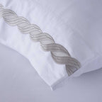 Juego de cama de satén algodón egipcio 300 hilos en color blanco, con textura refinada, gran suavidad y aspecto sofisticado.