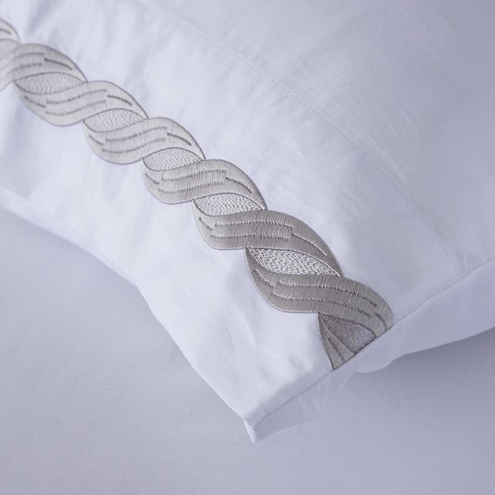 Juego de cama de satén algodón egipcio 300 hilos en color blanco, con textura refinada, gran suavidad y aspecto sofisticado.
