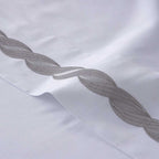 Sábanas blancas confeccionadas en satén de algodón egipcio 300 hilos, suaves, transpirables y diseñadas para un descanso confortable.
