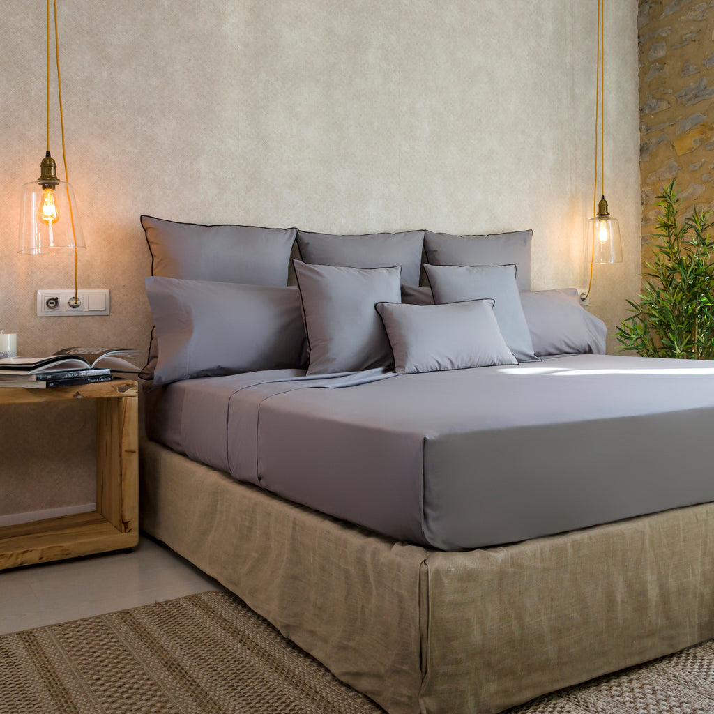 Sábana de algodón orgánico color GRIS con acabado uniforme, tacto suave y diseño versátil para cualquier dormitorio.