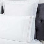 Sábana de percal algodón 200 hilos blanca con bordado delicado y acabado elegante para el descanso diario.