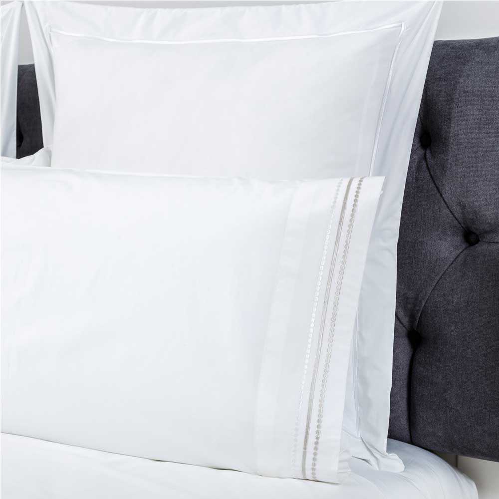 Sábana de percal algodón 200 hilos blanca con bordado delicado y acabado elegante para el descanso diario.