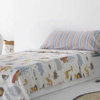 Juego de cama infantil confeccionado en percal de algodón multicolor, tejido suave y fresco para un descanso cómodo durante todo el año.