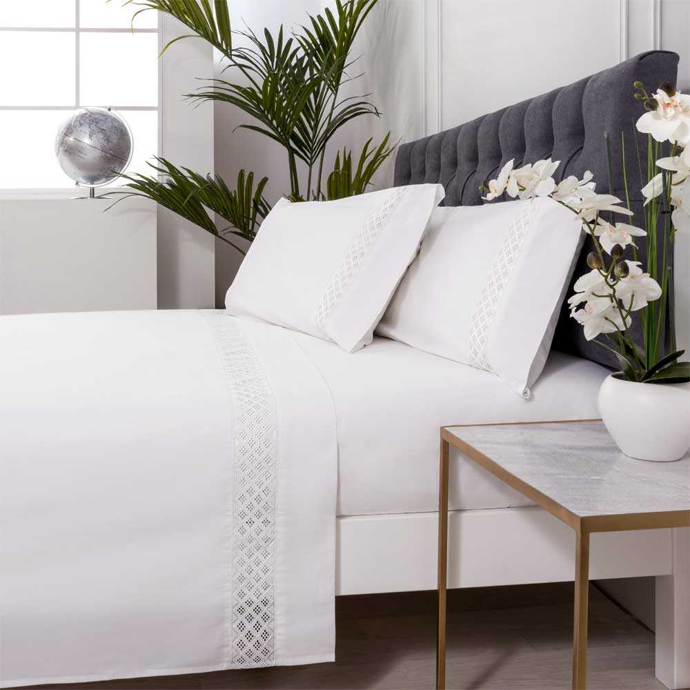 Sábana blanca de percal algodón 200 hilos con delicado bordado decorativo, suave, fresca y elegante para un descanso confortable.
