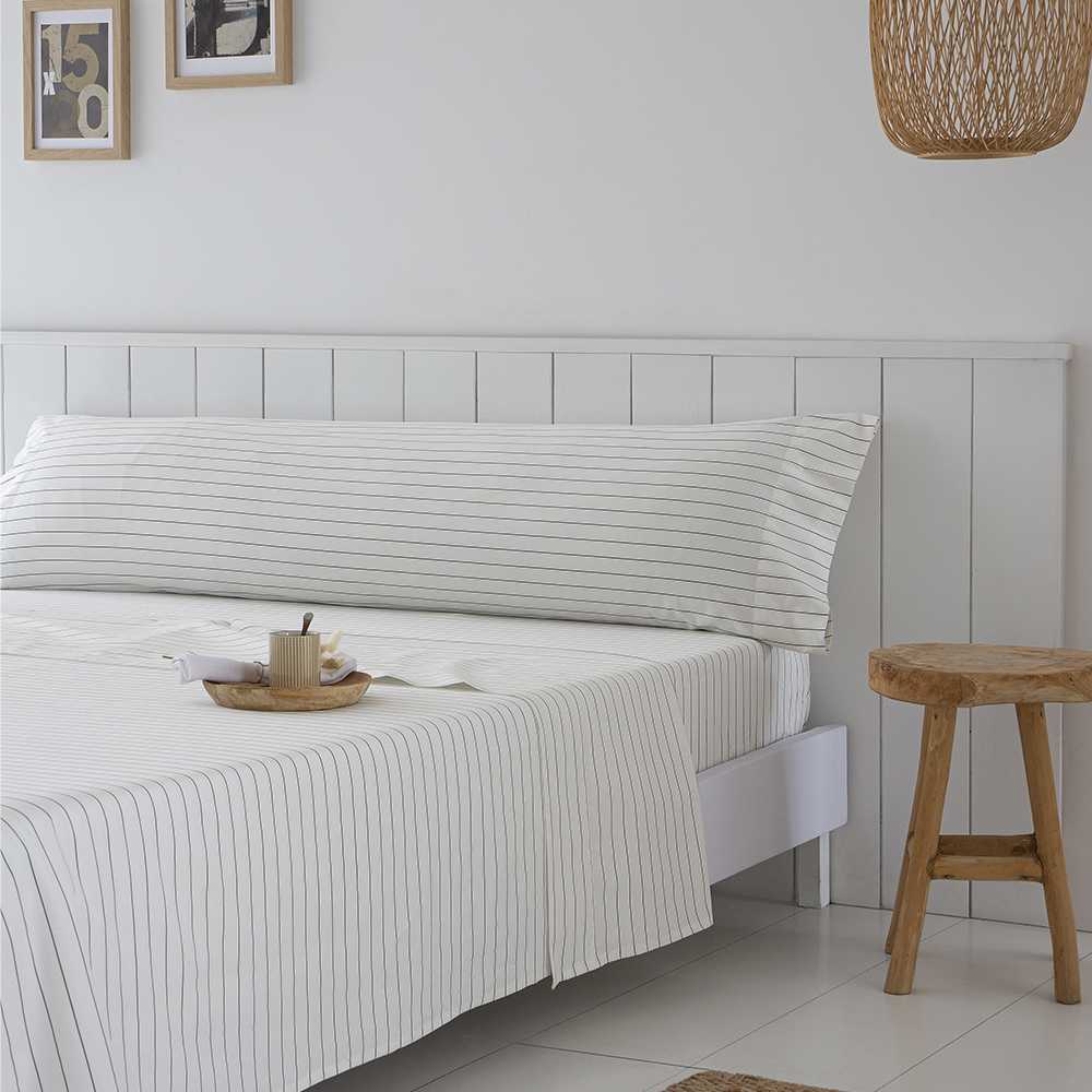 Juego de sábanas beige de percal algodón 200 hilos, con tejido fresco, transpirable y tacto suave para un descanso confortable.