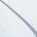 Sábana de alta calidad en percal algodón 200 hilos blanco, adornada con Vainica gris clásica.