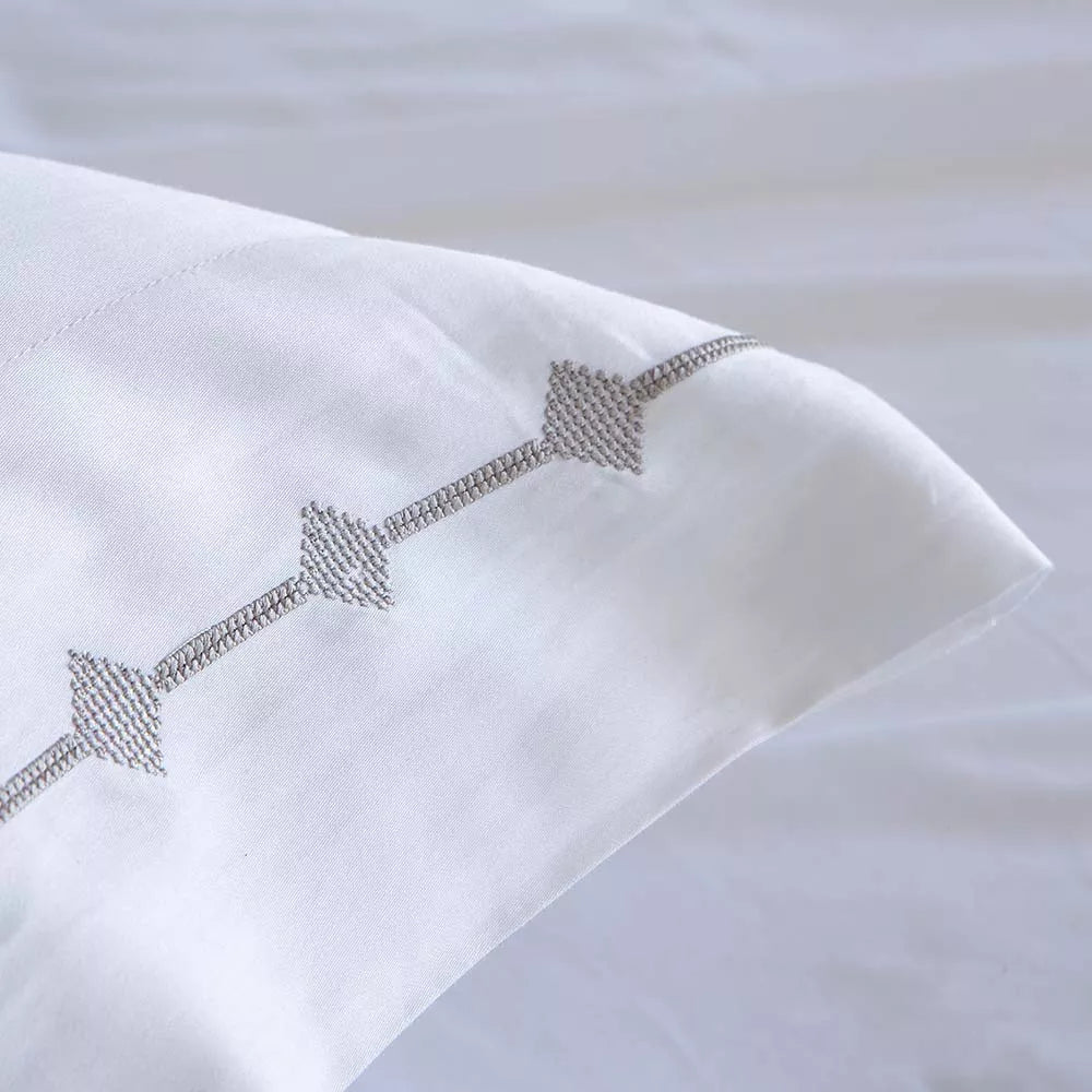 Juego de cama de satén algodón egipcio 300 hilos en color blanco, con textura refinada, gran suavidad y aspecto sofisticado.