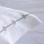 Juego de cama de satén algodón egipcio 300 hilos en color blanco, con textura refinada, gran suavidad y aspecto sofisticado.