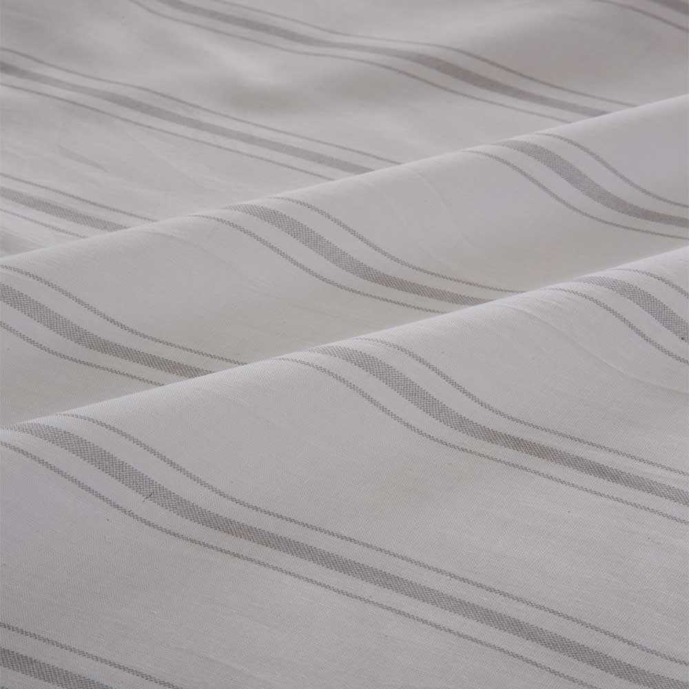 Sábana GRIS de fibras naturales de algodón orgánico, resistente y agradable al tacto.
