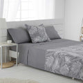 Sábanas beige de percal algodón 200 hilos con textura suave, acabado de alta calidad y diseño atemporal para un descanso confortable.
