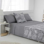 Sábanas beige de percal algodón 200 hilos con textura suave, acabado de alta calidad y diseño atemporal para un descanso confortable.